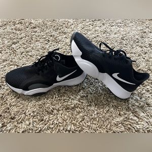 Brand New Women’s size 8.5 Nike superrep  black and white
